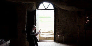 Κάθετι που σε αποσπά και χωρίζει από την προσευχή, να την αφήνεις έξω από την πόρτα της εκκλησίας