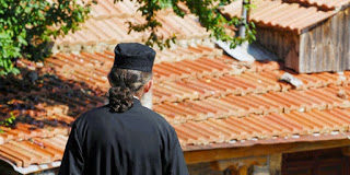 Ο παπα- Ηλίας στο θεραπευτήριο «Ευαγγελισμός»