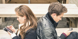 Όλα για το φαίνεσθαι, όλα για το θεαθήναι. Υποκρισία και επιδειξιομανία ταυτόχρονα