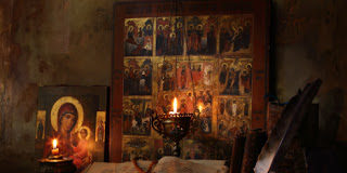 Κανείς δεν μπορεί ν’ αγαπά έναν αόρατο Θεό αν πρώτα δε μάθει ν’ αγαπά το συγκεκριμένο, ζωντανό, πραγματικό πρόσωπο το οποίο έχει απέναντί του..