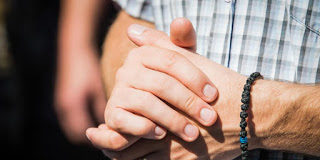 Τα κομποσκοίνια μου εἶχαν γεμίσει μύρο και εὐωδία