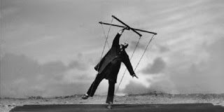 Τινάχτηκε μακριά