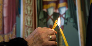 Το αναμμένο κερί είναι μια μικρή θυσία σε Εκείνον που είναι το Φώς του Κόσμου