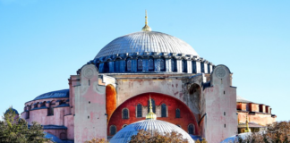 Όλοι μαζί τώρα ψάλλουμε Τη Υπερμάχω όπου και αν βρισκόμαστε !