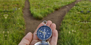 Κατέχουμε μία πυξίδα, πού μας δείχνει κατά που πρέπει νά πλέουμε