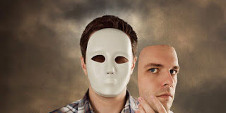 Μην παίζουμε θέατρο στην ζωή μας