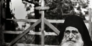 Ο Γέροντας Διονύσιος της Κολιτσού λέει για το πάθος του καπνίσματος