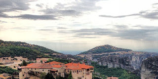 Η απόσταση ενός τόπου, βλέπεις, δεν εμποδίζει την ενέργεια της προσευχής