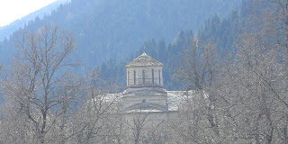 Μη μου επινοείτε, ιδιαίτερες αυλές και συναγωγές. Μία είναι η Αγία αυλή του Θεού