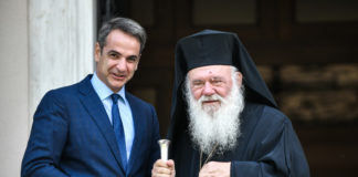 Μητσοτάκης σε Αρχιεπίσκοπο: ”Να τηρήσουμε τα μέτρα και να κάνουμε Χριστούγεννα”