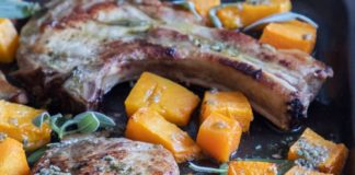 Χοιρινές μπριζόλες στον φούρνο με κολοκύθα