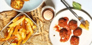 Κεφτεδάκια μοσχαρίσια με σάλτσα ντομάτας.