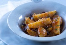 Πατάτες γιαχνί με πελτέ, ελιές και άνηθο