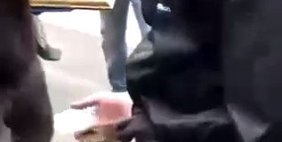 ΑΙΣΧΟΣ : Νεαροί ποδοπάτησαν Εικόνα της Παναγίας και Σταυρό σε συγκέντρωση στην Αθηνα