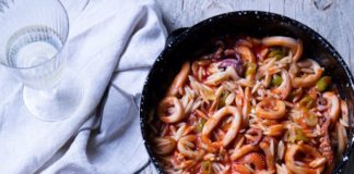 Καλαμαράκια γιουβέτσι στην κατσαρόλα