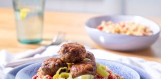 Μυρωδάτα κεφτεδάκια με πατάτες τριμμένες.