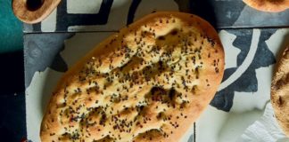 Λαγάνα με άρωμα πολίτικο.