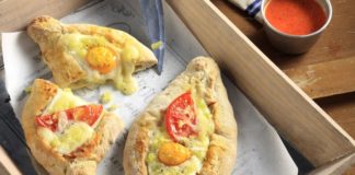 Πεϊνιρλί με κασέρι, πιπεριά και αυγό