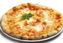 Σπιτική πίτσα με ντομάτα και κασέρι.