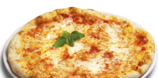 Σπιτική πίτσα με ντομάτα και κασέρι.