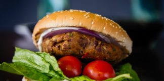 Veggie burger από φασόλια και μανιτάρια, με μαγιονέζα δίχως αυγό