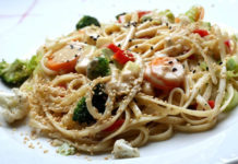 Μακαρόνια με λαχανικά και ταχίνι