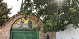 Άγιος Εφραίμ ΤΩΡΑ: ΟΡΓΗ στη Νέα Μάκρη- Έκλεισαν απέξω εκατοντάδες πιστούς- Κλειστή η Μονή