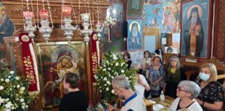 ΒΥΡΩΝΑΣ ΤΩΡΑ: Λαοθάλασσα πιστών- Πήραν το Μύρο από τη δακρύζουσα Παναγία Παρηγορήτρια