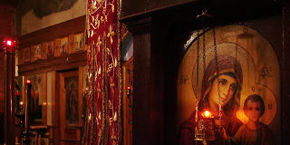 Λέγεται, ότι όταν η Παναγία εκοιμήθη και ήρθε ο Χριστός να πάρει την ψυχή της, ζήτησε η ίδια από τον Κύριο πριν αναληφθεί στον Ουρανό, να πάει να δει την κόλαση.