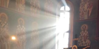 Προσευχόμεθα υπέρ των ζώντων και των μεταστάντων και τους μνημονεύουμε με τα ονόματά τους, για να δείξουμε, ότι τους αγαπάμε με όλη μας την καρδιά.