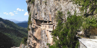 Όλα τα ποτάμια πάνε στην θάλασσα· και η θάλασσα νερό δεν χορταίνει (Εκκλ. 1,7)