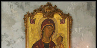 Λέγεται, ότι κάποτε η Παναγία περνούσε από ένα ωραιότατο περιβόλι, με πολύ ωραία άνθη