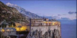 Στο δάσος της Σιμωνόπετρας, λέγοντας τους Χαιρετισμούς, φάνηκε ένας από τους Αόρατους Ασκητές..