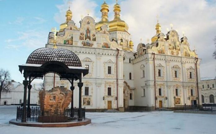 Ο κεκοιμημένος πήρε το λάδι κι έχυσε στο πρόσωπο και στο στήθος…