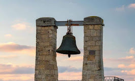 Αρχικώς η κρούση του σημάντρου είναι συμβολική