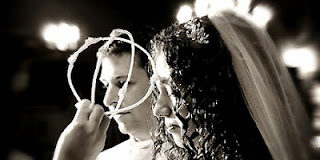 Ἅγιε Γέροντα, δέν ξέρω κι ἐγώ τί μοῦ συμβαίνει. Ἐγώ ἀγάπησα τήν γυναίκα μου καί τήν παντρεύτηκα. Στήν ἀρχήν ἡ ζωή μας ἦταν ἕνας παράδεισος. Ὅμως τώρα δέν ξέρω τί μ᾿ ἔπιασε· δέν μπορῶ νά τήν βλέπω