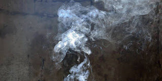 Την ψυχή που πεθαίνει, την βγάζει ο αρχάγγελος Μιχαήλ (βγαίνει από το στόμα), με εντολή του Χριστού, ενώ ο φύλακας άγγελος παραμένει τιμής ένεκεν, δίπλα στο νεκρό σώμα μέχρι να ταφεί.