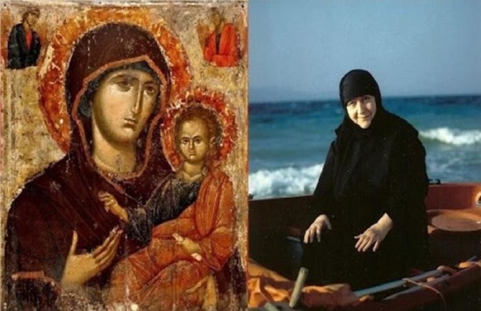 «Μία γυναίκα που μοιάζει με την Παναγία κάθεται εδώ στο παγκάρι»