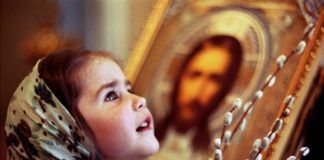 Τα παιδιά μπροστά από τον… Σταυρό