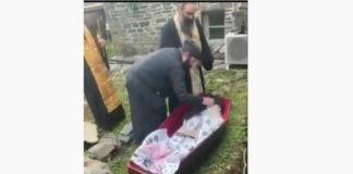 Φοβερό θαύμα χθές στο Άγιον Όρος – Η ευκαμψία του Γέροντα ΣΥΓΚΛΟΝΙΖΕΙ