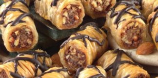 Μπακλαβάς ρολό γαρνιρισμένος με σιρόπι σοκολάτας