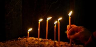 Τις συγχώρεσε και τις θεράπευσε μέσα στην πλατεία