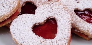 Χριστουγεννιάτικα μπισκότα με μαρμελάδα με 5 υλικά