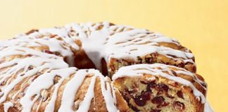 Κέικ με ξηρούς καρπούς, φρουί γλασέ και γλάσο ζάχαρης