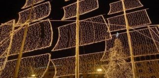 Χριστουγεννιάτικο καράβι στολισμένο. Tο Ελληνικό έθιμο των γιορτών