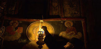 Την υποβιβάζει