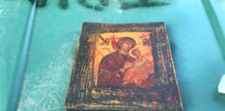 «Θεματοφύλακες» βεβήλωσαν και πέταξαν βυζαντινή εικόνα της Παναγίας έξω από Εκκλησία (VIDEO)