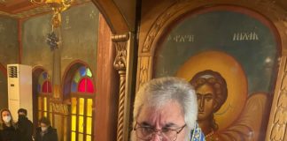 Προσευχόμεθα υπέρ των ζώντων και των μεταστάντων και τους μνημονεύουμε με τα ονόματά τους, για να δείξουμε, ότι τους αγαπάμε με όλη μας την καρδιά.