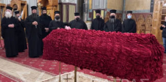 Έφτασε στο Μεσολόγγι η σορός του Μητροπολίτη Κοσμά – «Άξιος» φωνάζει ο κόσμος (ΦΩΤΟ)