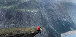 Του Καλλίστου Γουέαρ : Οφείλουμε ν΄άντιμετωπίσουμε την αίσθηση μοναξιάς των ανθρώπων